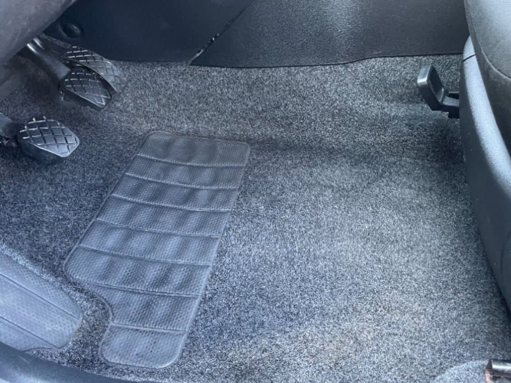 Po – Čištění sedaček a koberců – před a po – AutoShine Pardubice