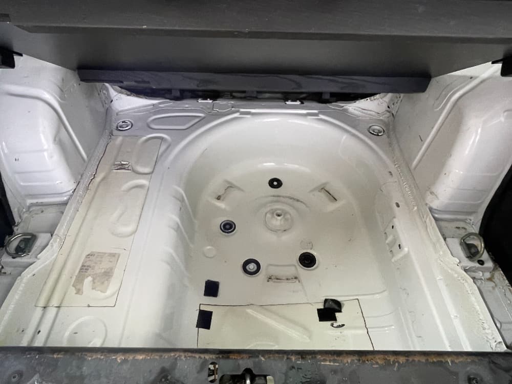 Po – Čištění zavazadlového prostoru – před a po – AutoShine Pardubice
