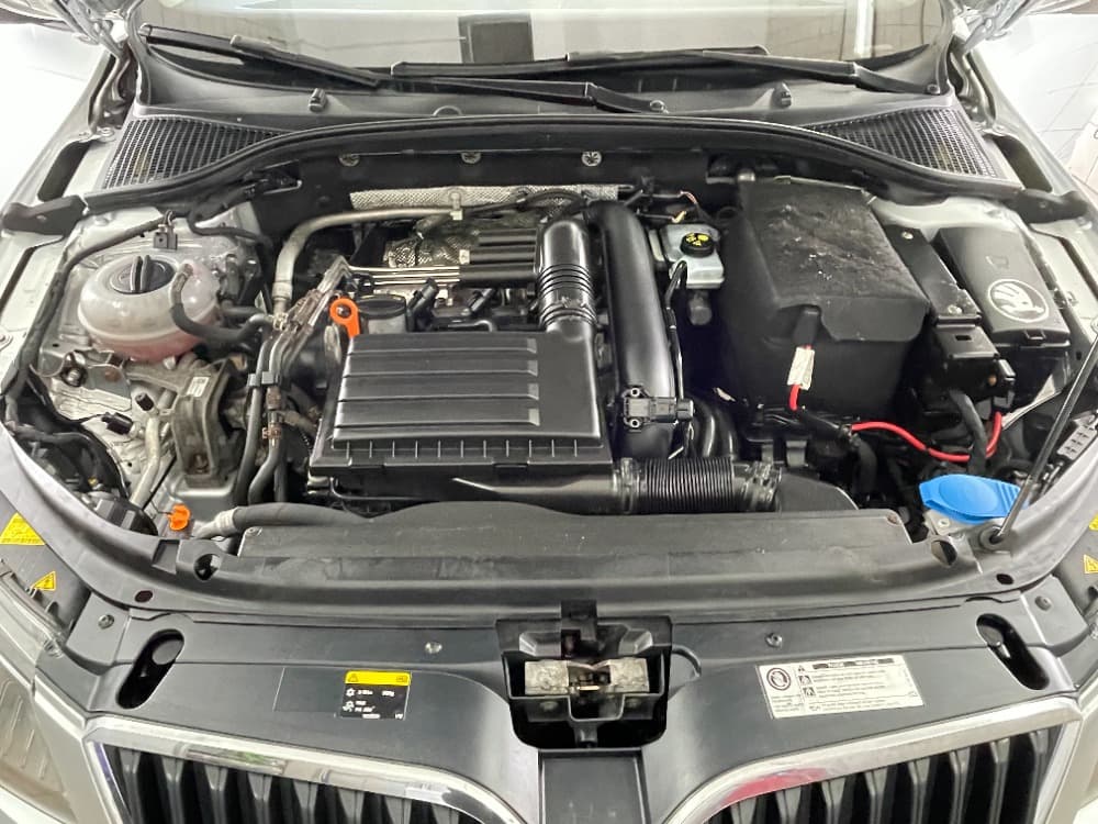 Po – Mytí motoru – před a po – AutoShine Pardubice