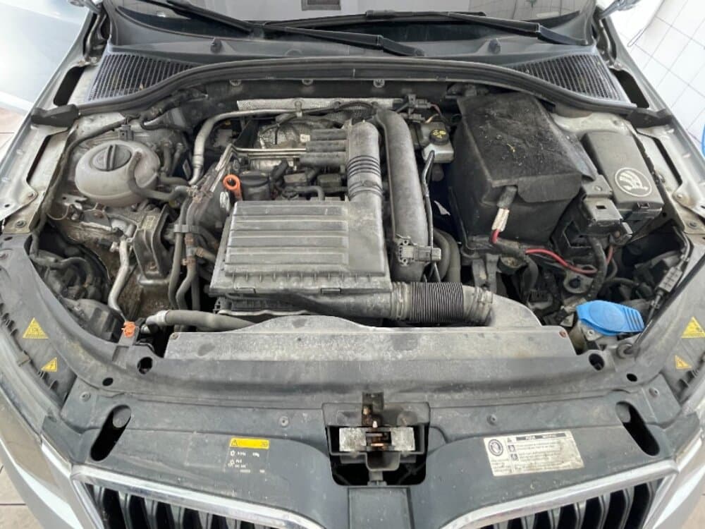 Před – Mytí motoru – před a po – AutoShine Pardubice